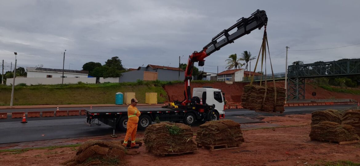 Descarregamento/Movimentação de gramas em Castilho de Marília/SP utilizando PK 42502 PERFORMANCE