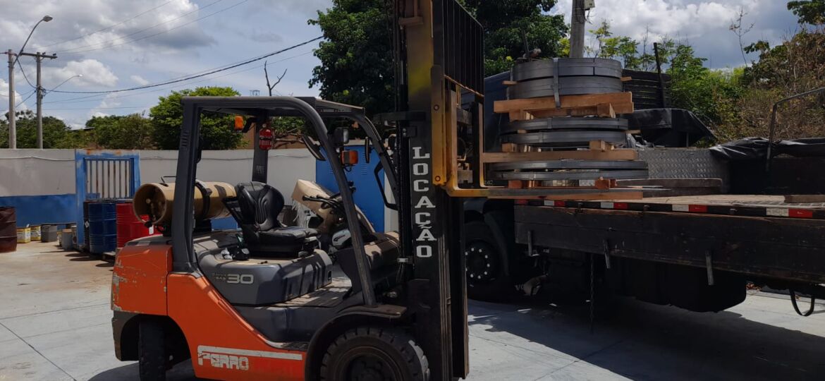 Descarregamento/Movimentação de sliters em Travben de Garça/SP utilizando Empilhadeira Toyota 8FG30