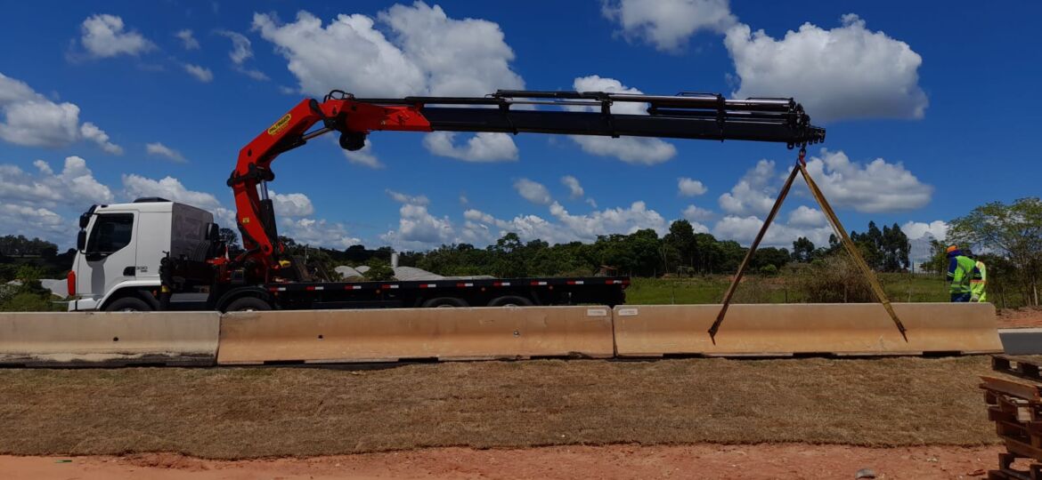Descarregamento/Movimentação de barreiras de concreto em Castilho de Marília/SP utilizando PK 42502 PERFORMANCE