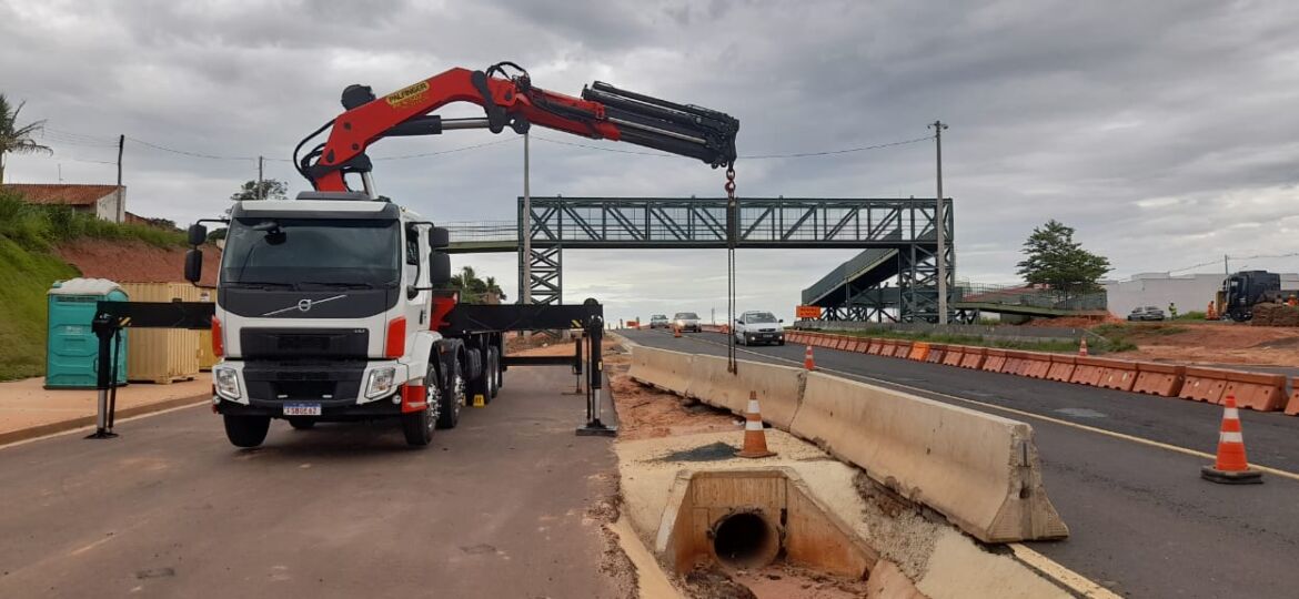 Descarregamento/Movimentação de barreiras de concreto em Castilho de Marília/SP utilizando PK 61502 PERFORMANCE