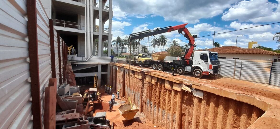 Içamento/Movimentação de caçamba em Shimizu de Marília/SP - Boulevard Marília Shopping utilizando PK 61502 PERFORMANCE
