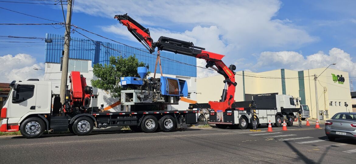 Descarregamento/Movimentação de injetora em Doriplast de Garça/SP utilizando PK 100002 PERFORMANCE