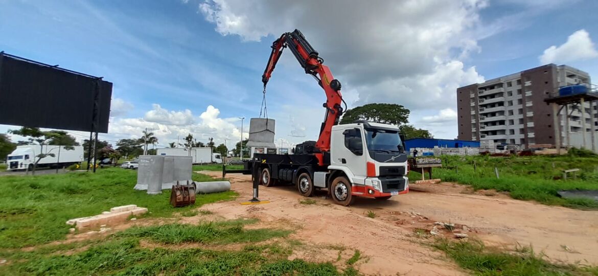 Descarregamento/Movimentação de manilhas de concreto em Tack de Marília/SP utilizando PK 61502 PERFORMANCE